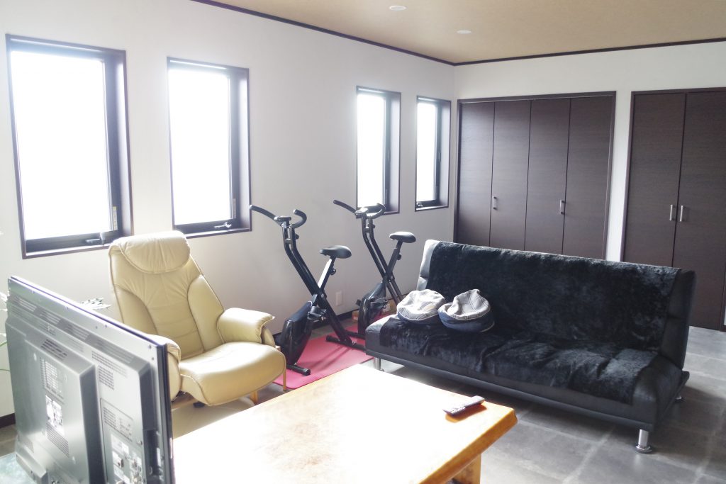 ドッグランのある、勾配天井でゆったりくつろげる細長い平屋のお家