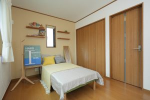 津市「ツートンカラーが素敵！自然素材のコンパクトハウス」
