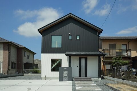 津市「ツートンカラーが素敵！自然素材のコンパクトハウス」