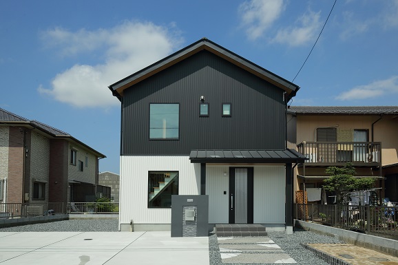 津市「ツートンカラーが素敵！自然素材のコンパクトハウス」