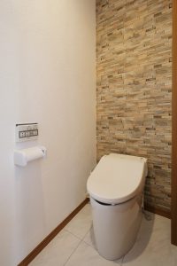 津市「ツートンカラーが素敵！自然素材のコンパクトハウス」