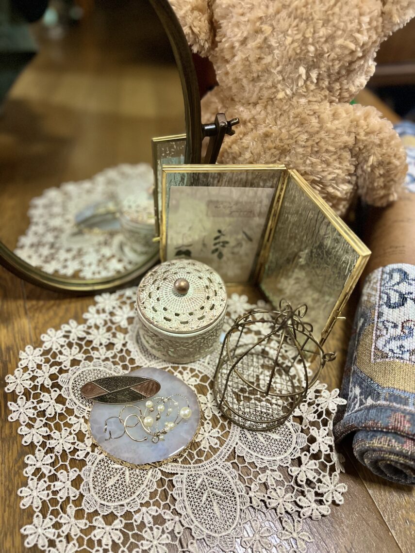 古風なデザインが好きで、家具や雑貨、服飾品など色々と集めています。時を経たものにしか出せない雰囲気に魅力を感じます。
