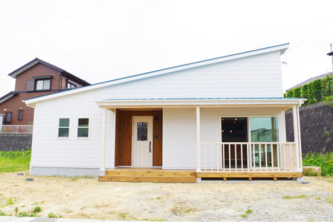 ロフトや土間リビングなど楽しい間取り!木の温もり平屋