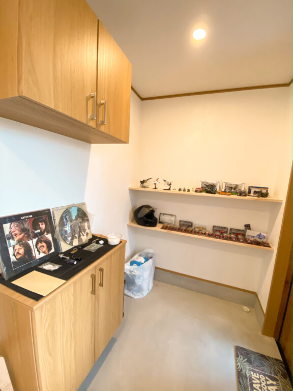 男の憧れを詰め込んだ！ウッドデッキとガレージで趣味が楽しめる平屋