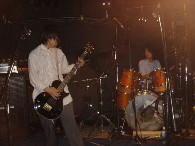 昔はライブハウスにて、音楽演奏を楽しんでました。今は聴くことに専念していますが、時々記憶がよみがえります。