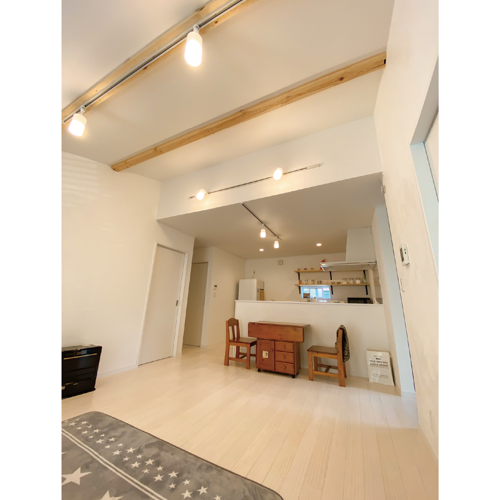 シンプルにオシャレに暮らす！爽やかなマリンブルーの平屋のお家