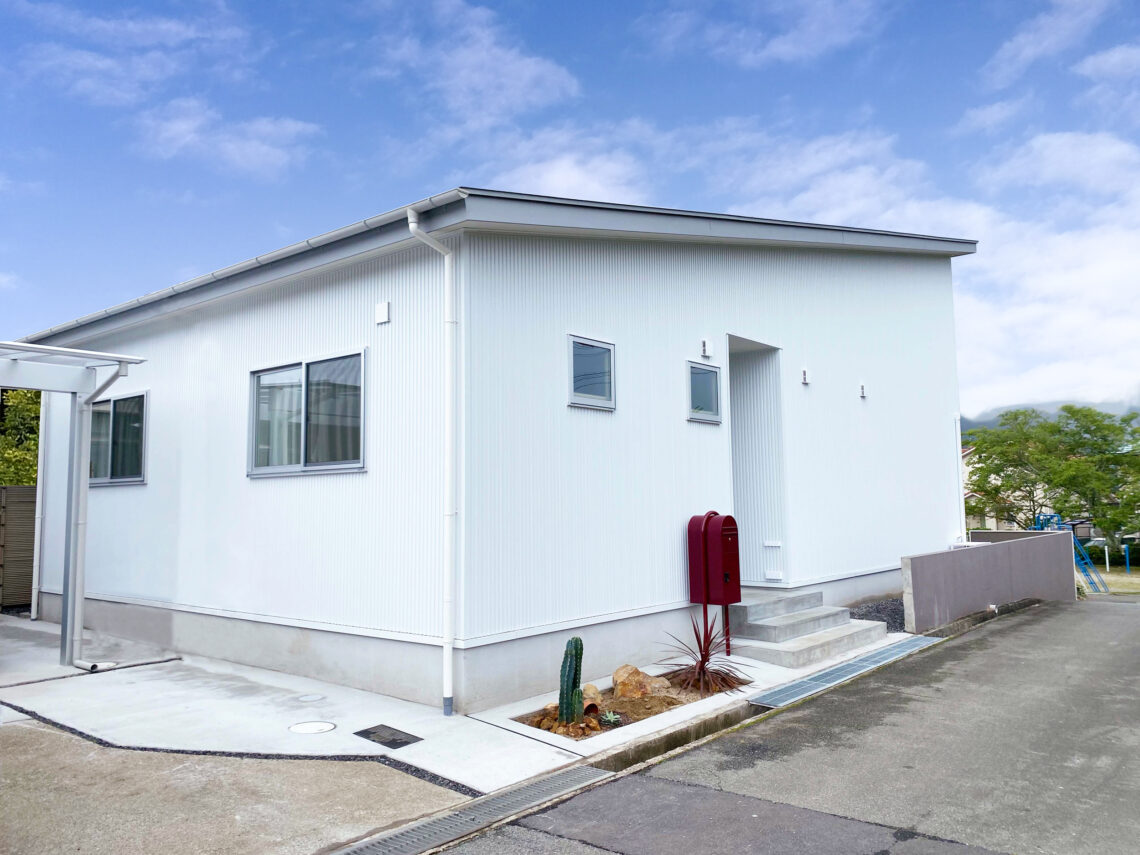 アイランドキッチンが主役！暮らしやすさにこだわったナチュラルモダンな平屋