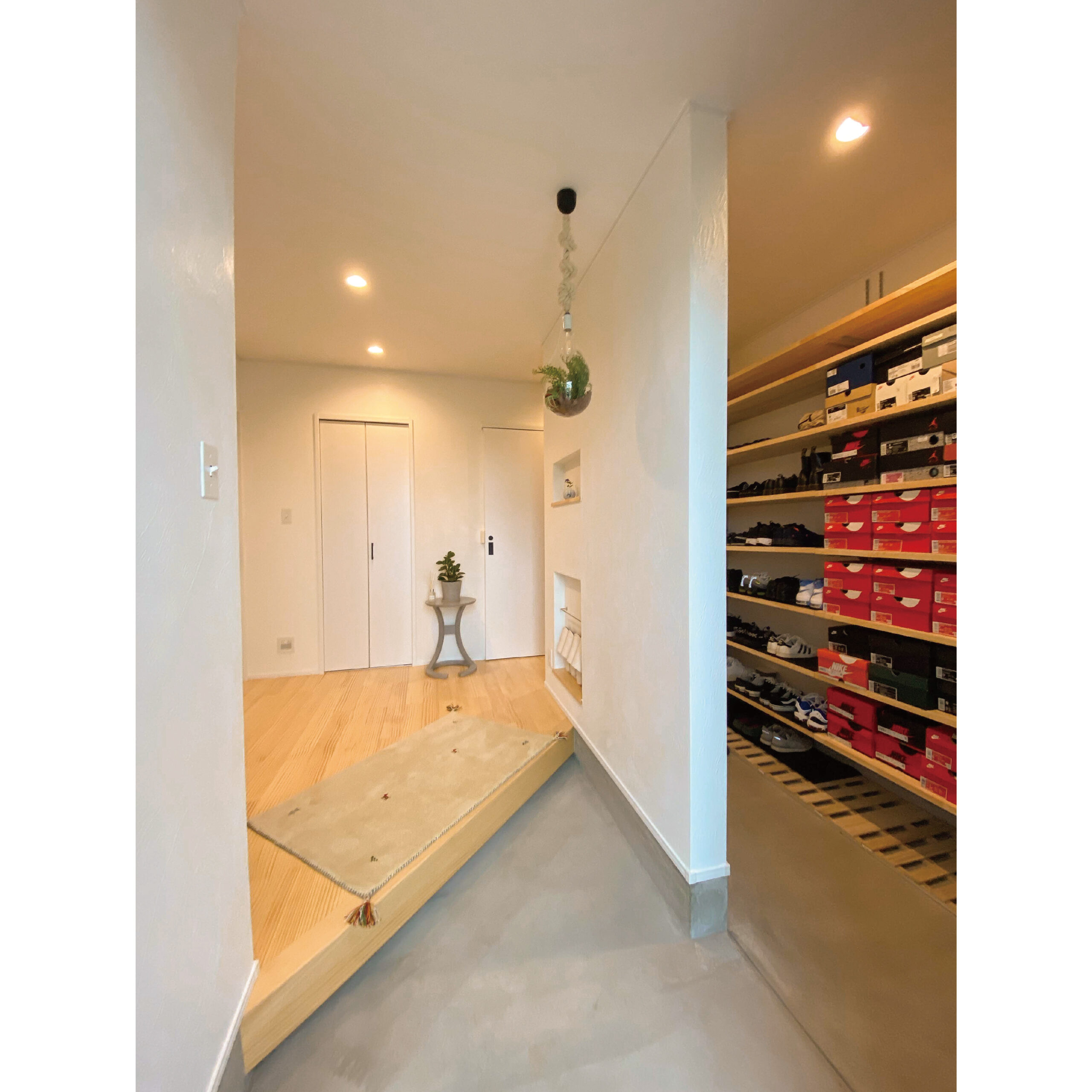 アイランドキッチンが主役！ 暮らしやすさにこだわった ナチュラルモダンな平屋