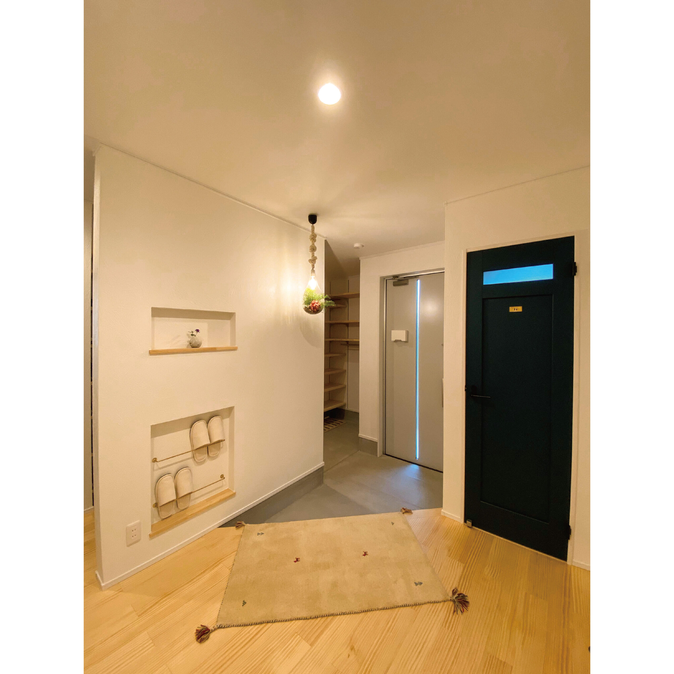 アイランドキッチンが主役！ 暮らしやすさにこだわった ナチュラルモダンな平屋