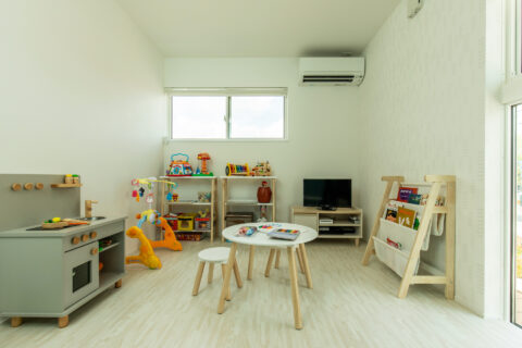 津市「家中ぐるりとつながるまんなかリビングの平屋」