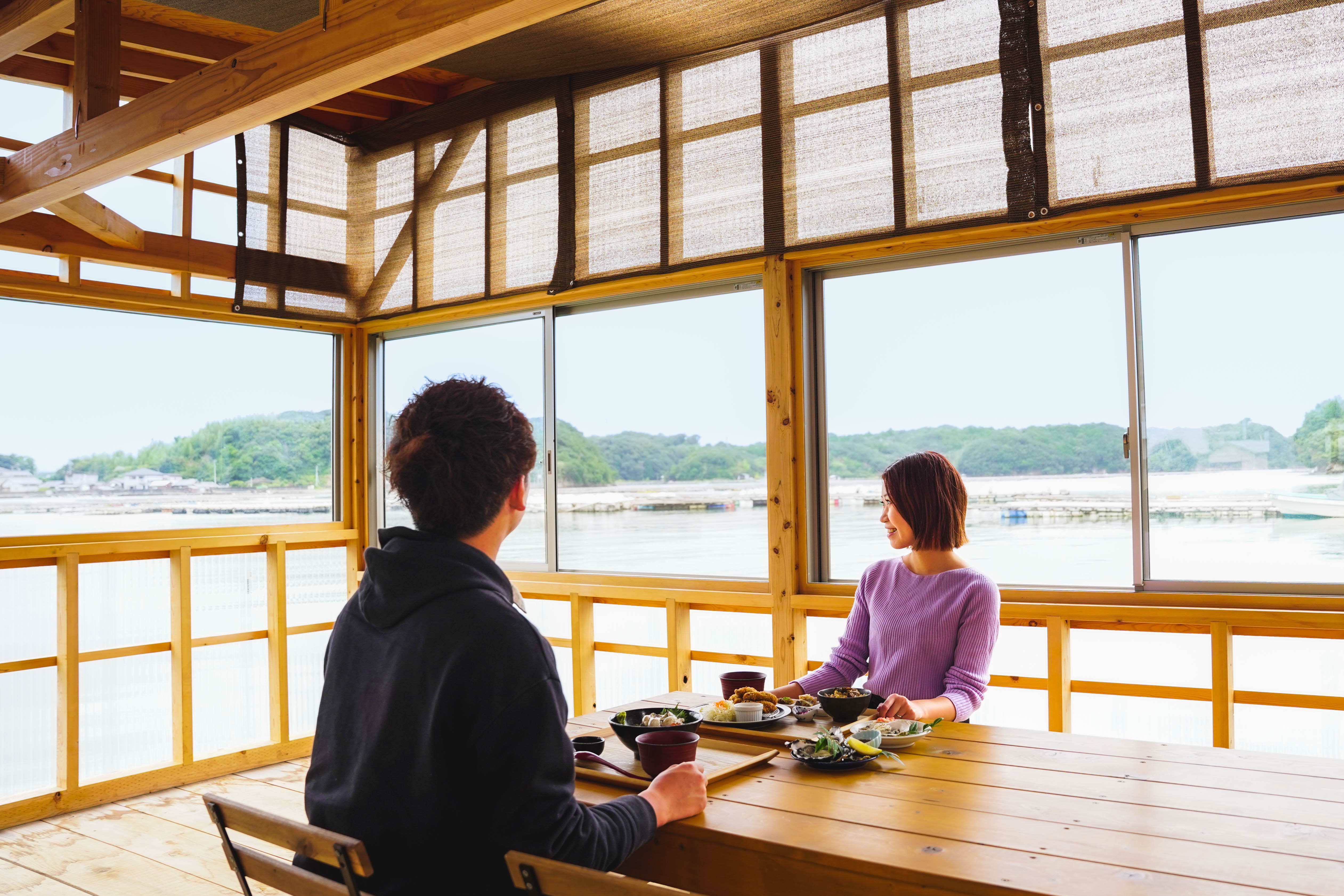 海と調和するオープンエアで牡蠣づくしを満喫！