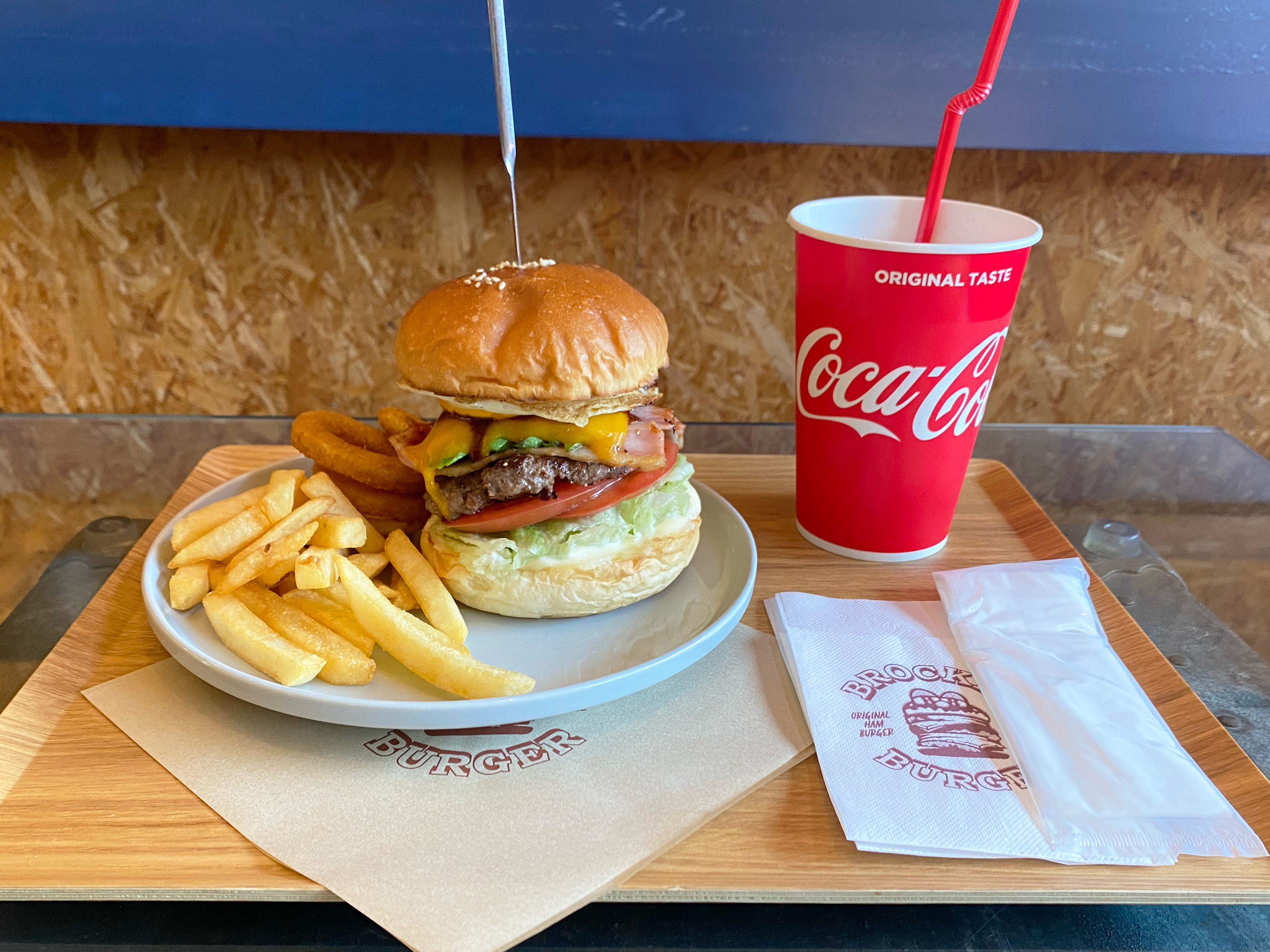 肉の旨み溢れる!本格派のグルメバーガー【BROKEN BURGER】