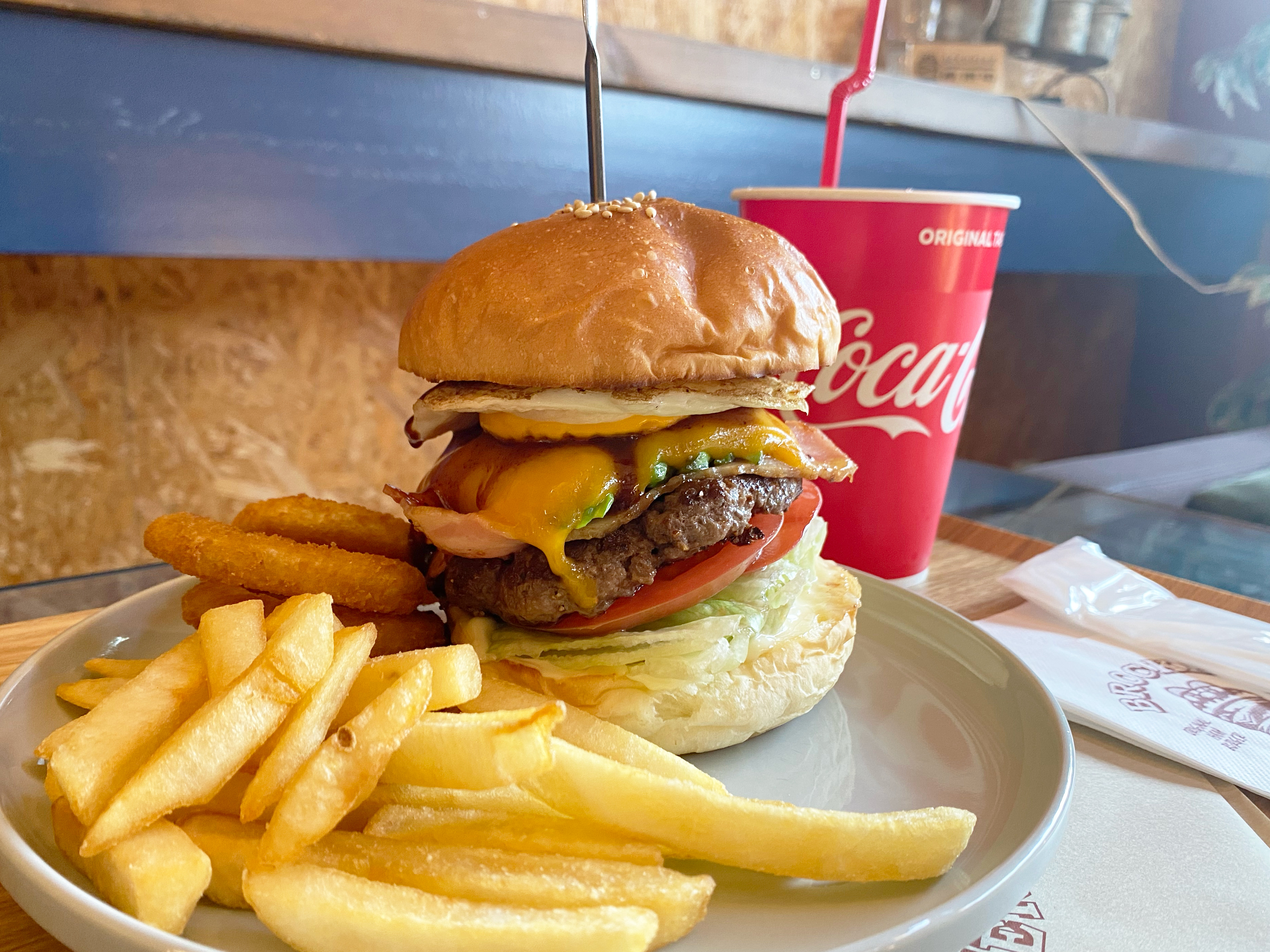 肉の旨み溢れる！本格派のグルメバーガー【BROKEN BURGER】