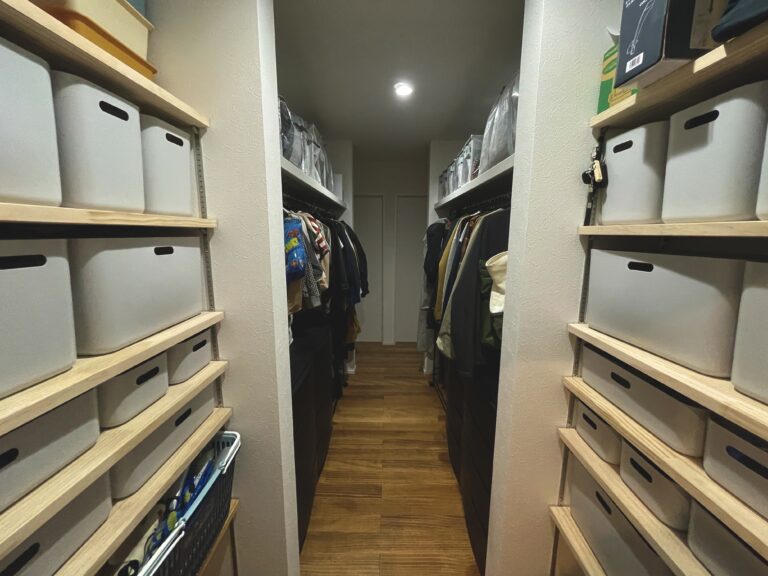 落ち着きのある時間を過ごす洗練されたモノトーンの平屋