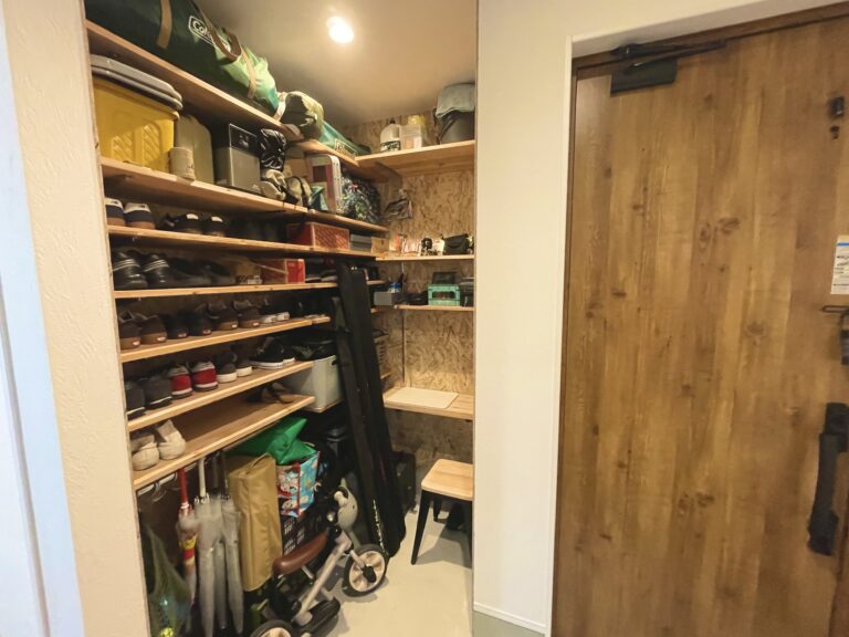 落ち着きのある時間を過ごす洗練されたモノトーンの平屋
