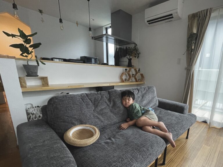落ち着きのある時間を過ごす洗練されたモノトーンの平屋