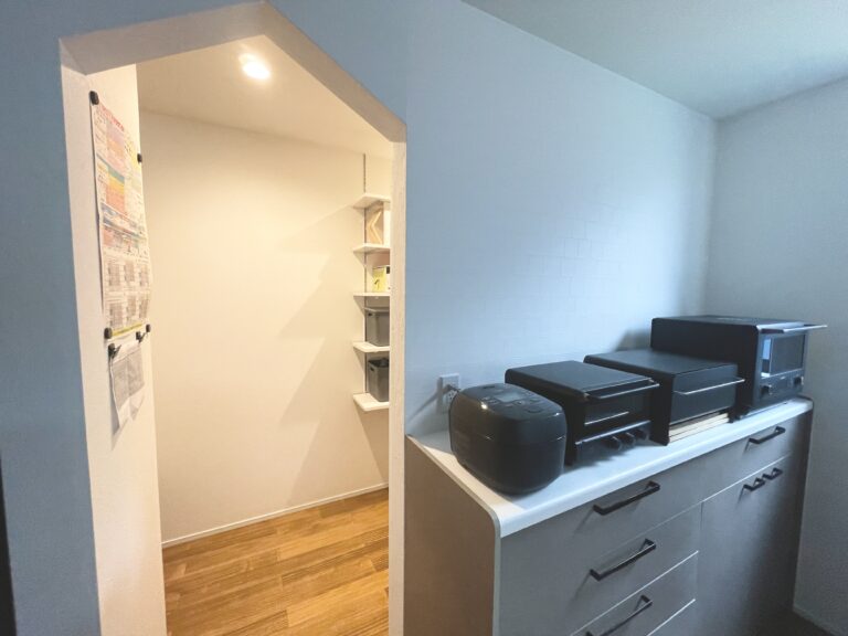 落ち着きのある時間を過ごす洗練されたモノトーンの平屋