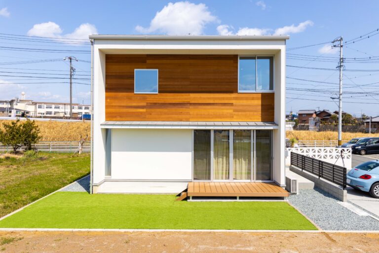 自然と調和した暮らし：コンクリート仕上げの土間リビング