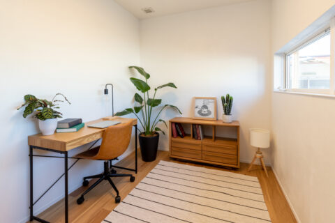 木をふんだんに使った、片流れの平屋