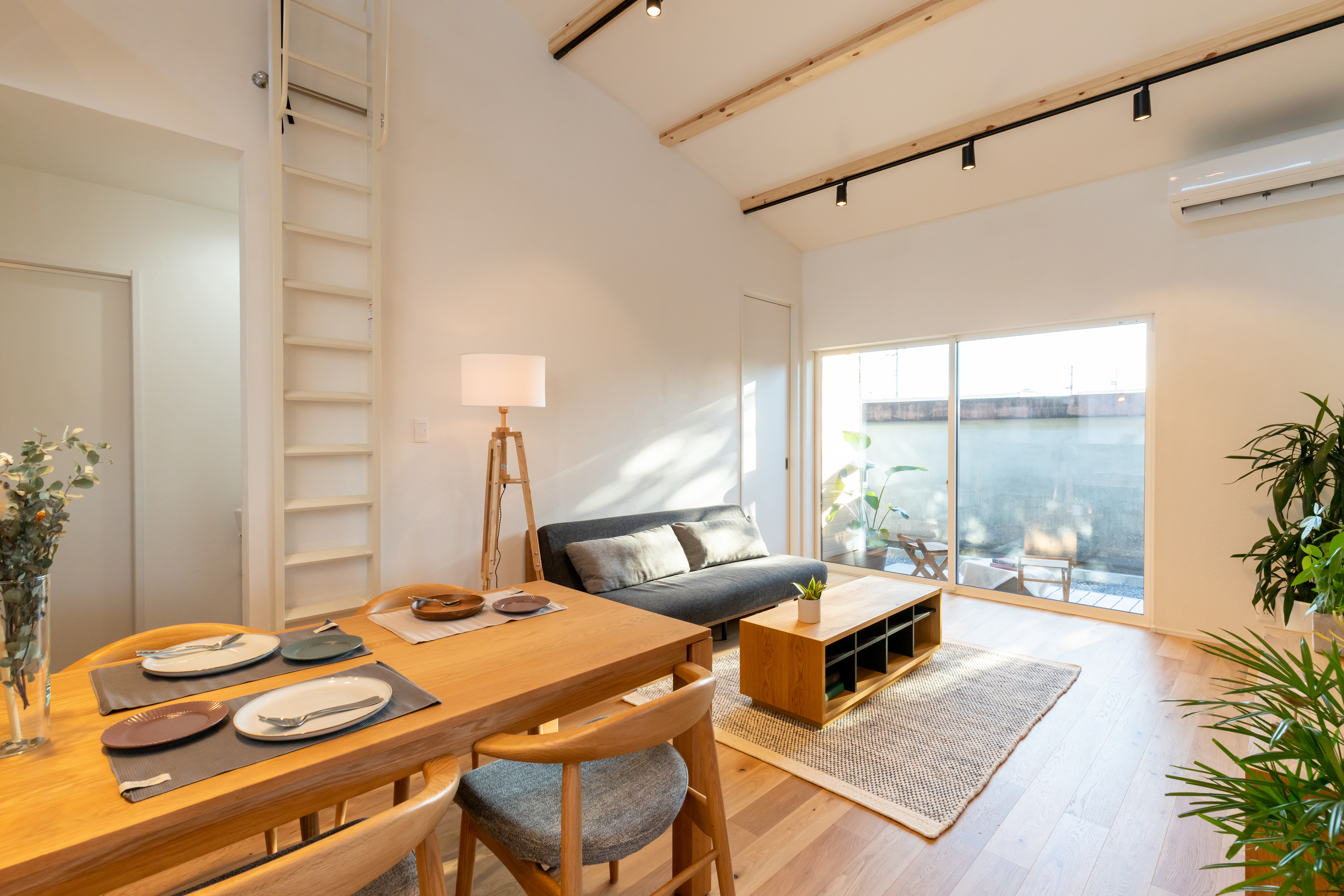 木をふんだんに使った、片流れの平屋