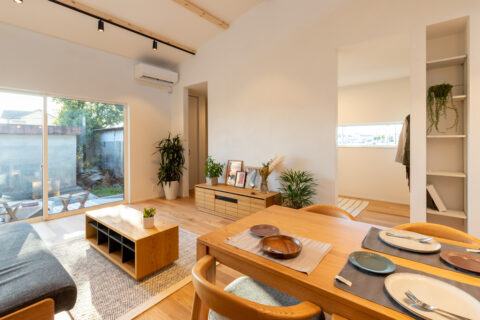 木をふんだんに使った、片流れの平屋