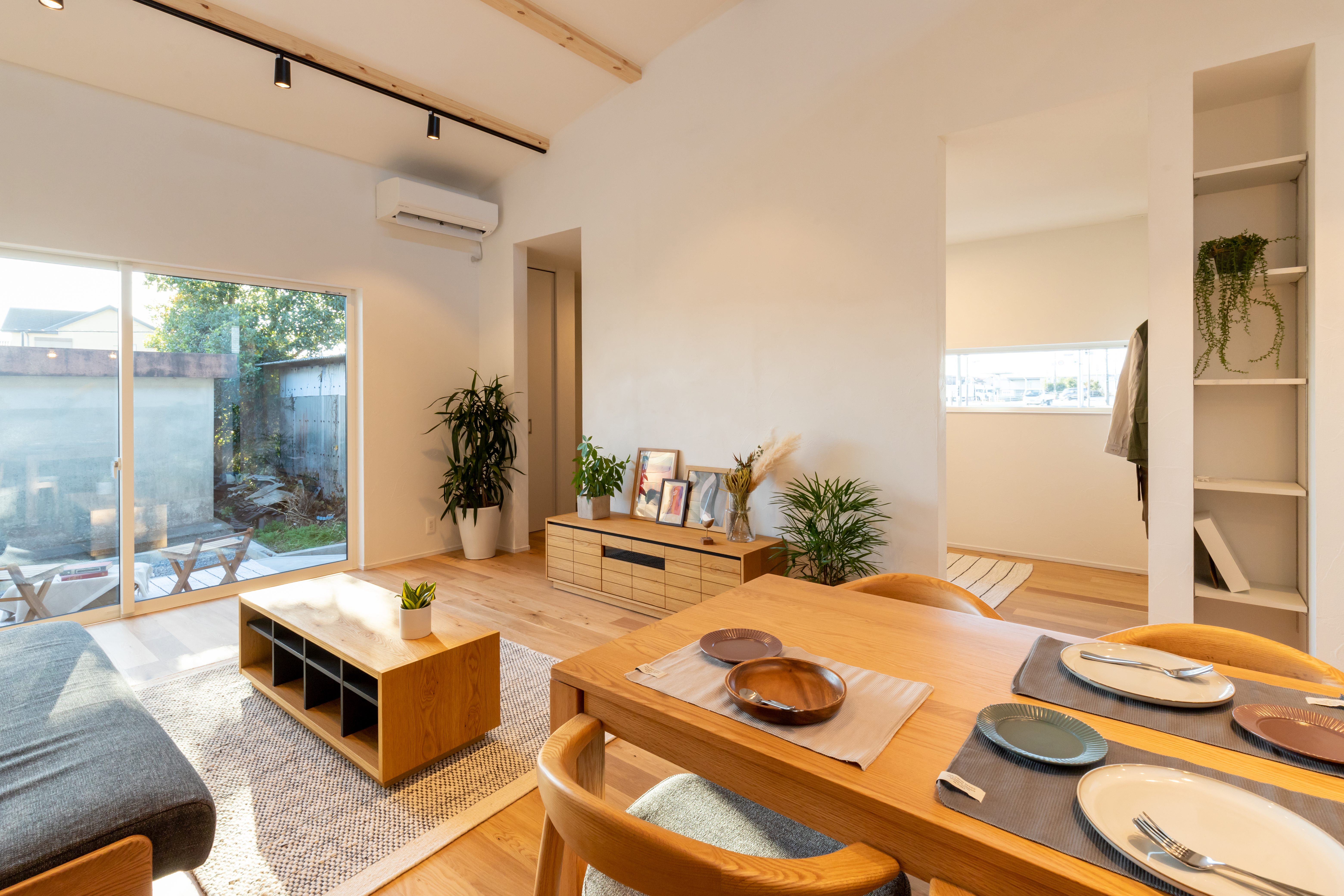 木をふんだんに使った、片流れの平屋