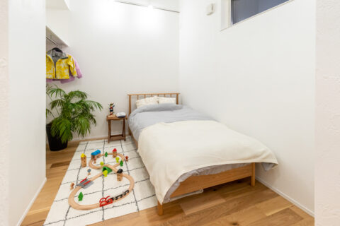 木をふんだんに使った、片流れの平屋