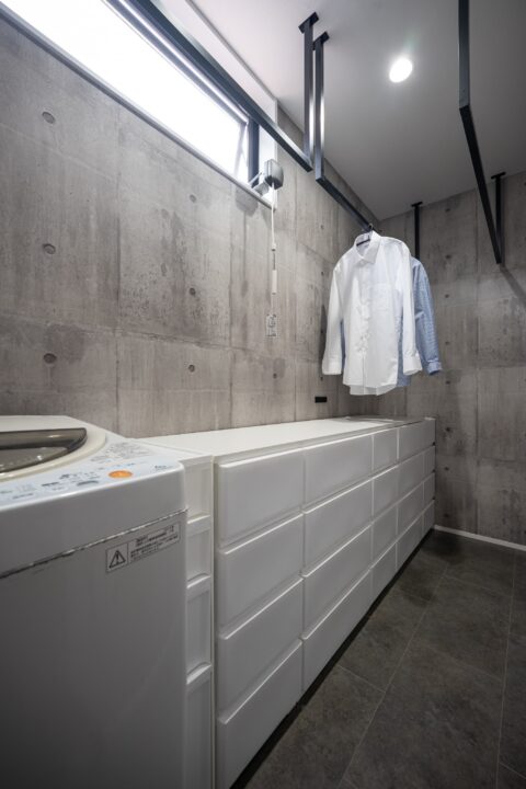 無骨さと温もりが共存する静かな力強さのある家