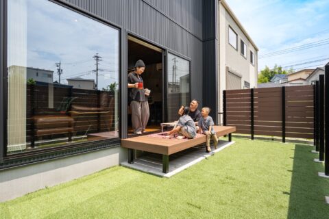 無骨さと温もりが共存する静かな力強さのある家