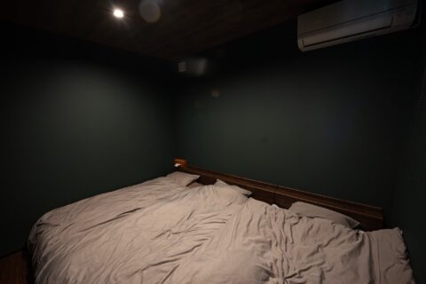 無骨さと温もりが共存する静かな力強さのある家